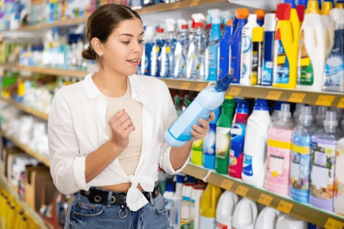 Woman checking ingredients in laundry detergent  aisle and loves Bloop natural laundry soap