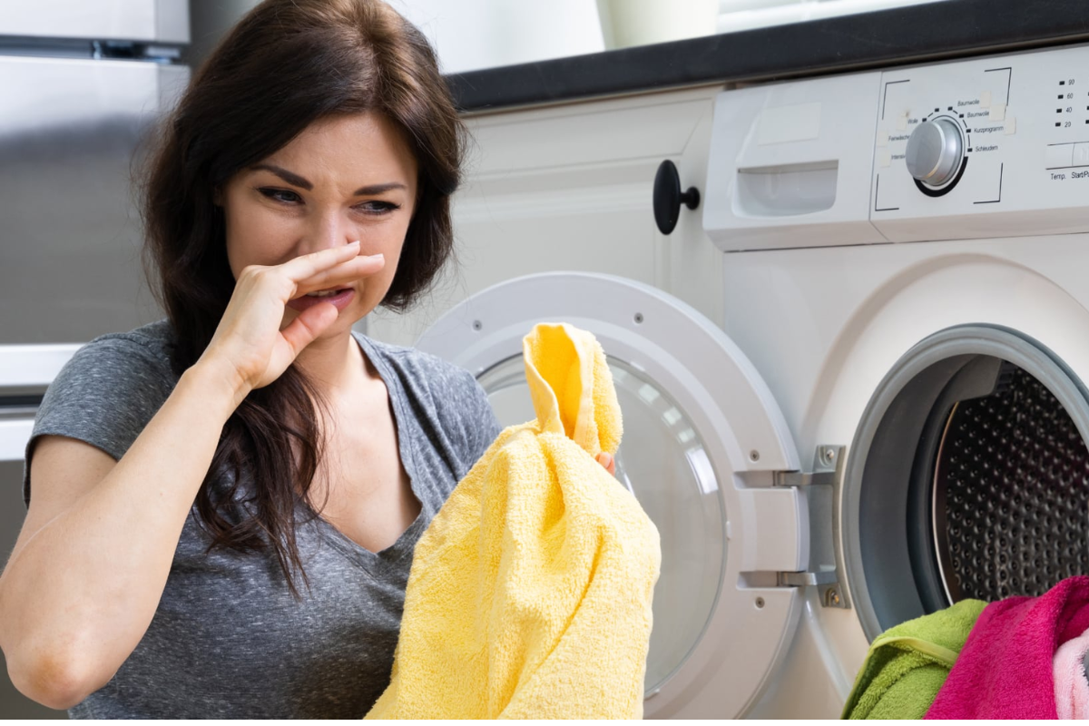 A smelly washing machine can ruin your laundry—learn how to naturally clean it with vinegar and baking soda in a few easy steps.